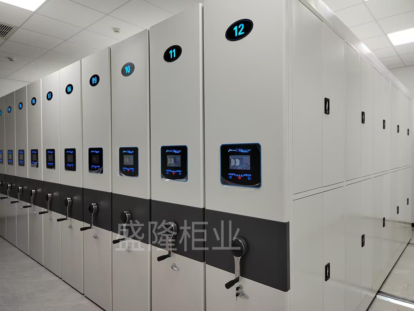 檔案密集架安裝完成后進(jìn)行調(diào)試，確保密集架運(yùn)行順暢